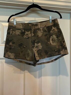 GUESS Floral Camo Shorts in Olive and Tan, size 29, like New